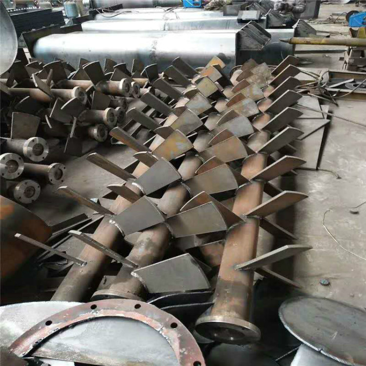 双轴粉尘加湿搅拌机工作原理:   由二组螺旋叶片机均匀供料进入主机