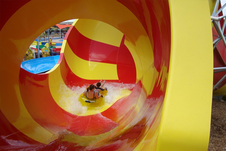 kids-tornado-24-funnels-wet-n-wild-sydney-australia-red-yellow-2.jpg