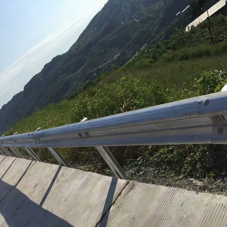 滨州辅道路肩边坡防撞护栏  润越波形护栏厂家